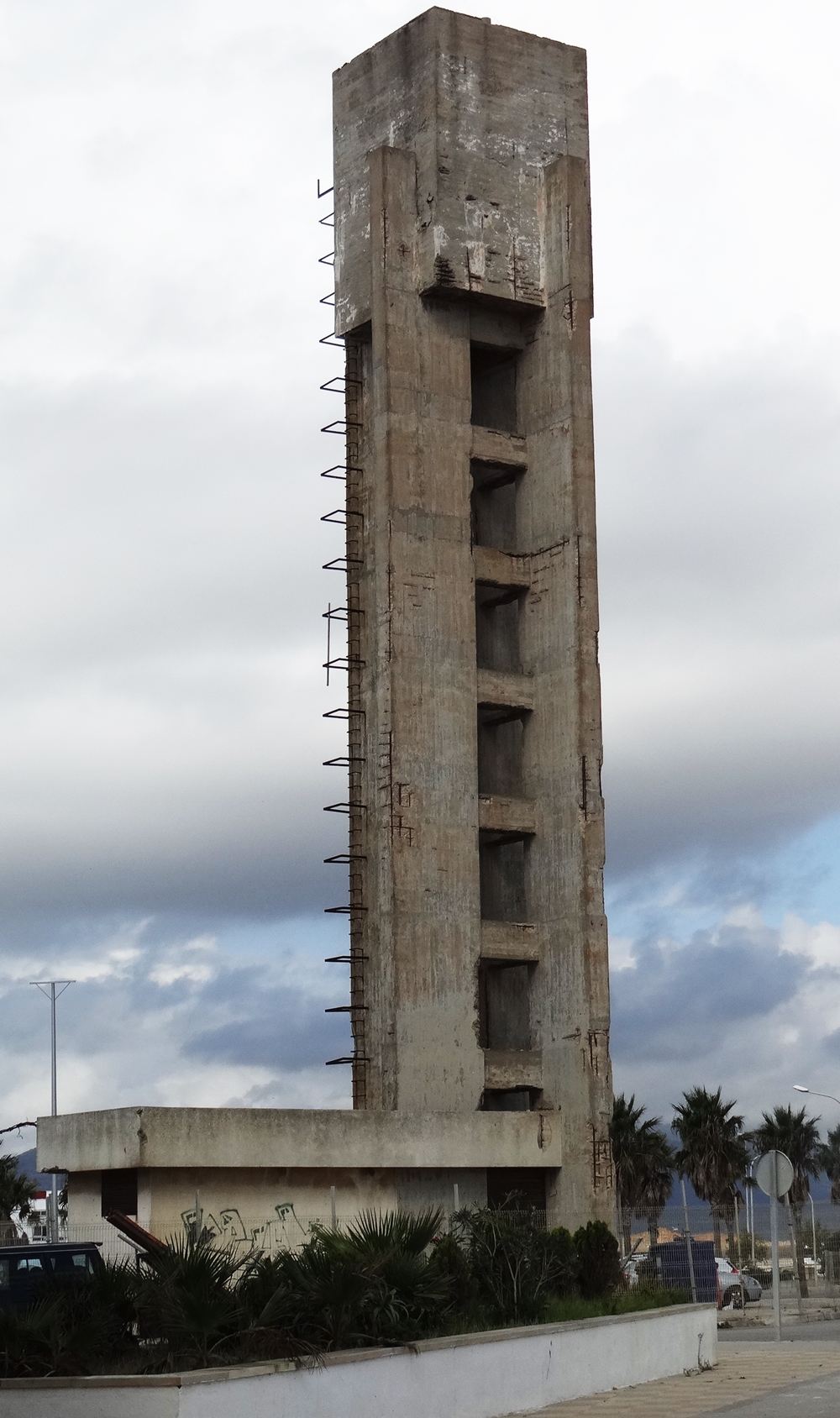Depósito de agua de la Barriada Virgen del Carmen que contenía un vértice geodésico destruido con la demolición por parte del Ayuntamiento de Tarifa de la singular edificación.
